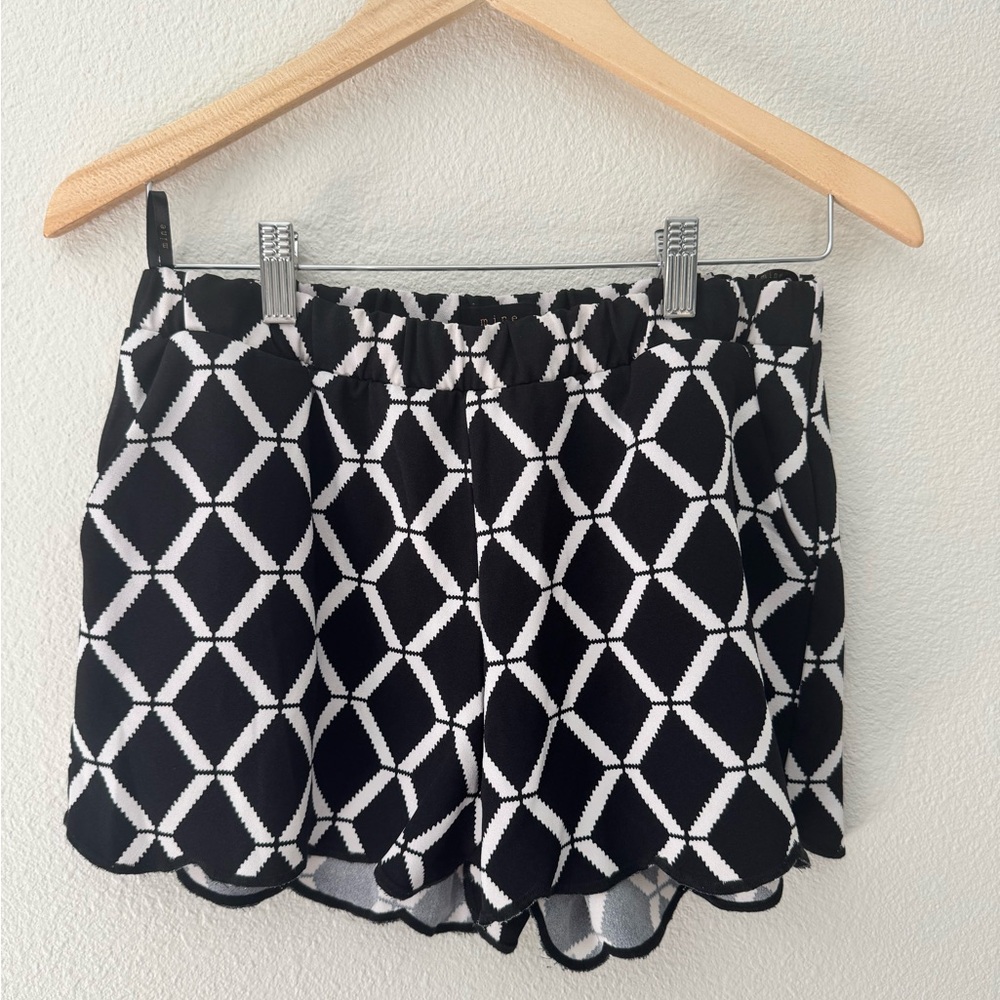 Geometric Black and White Women's Shorts pull on elastic waist size M